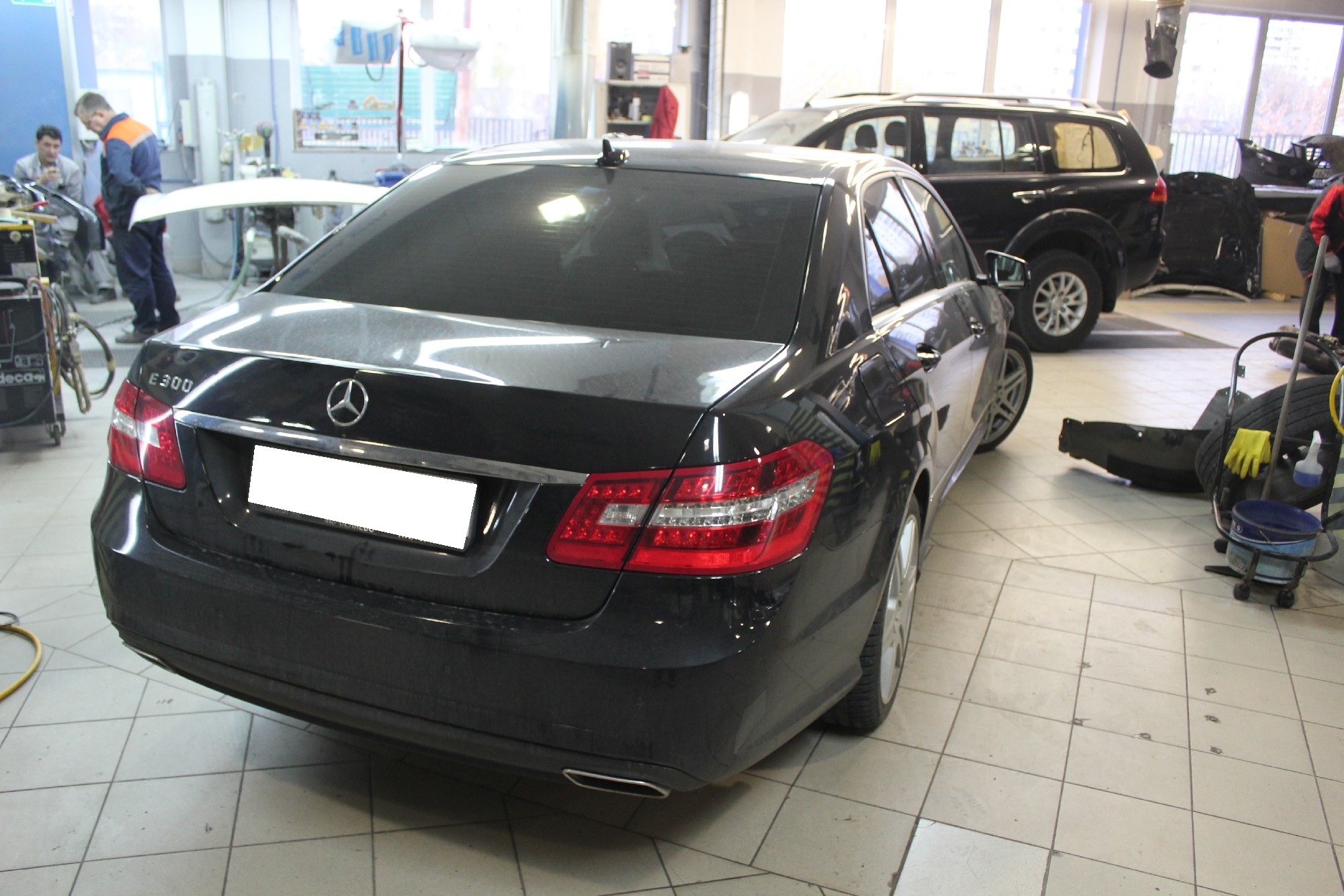 Мерседес в автосервисе на обслуживании