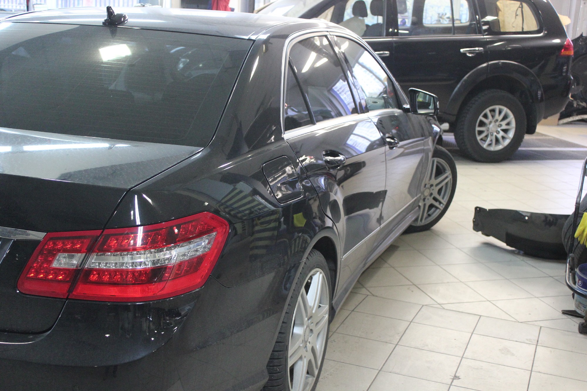 Мерседес в автосервисе на обслуживании