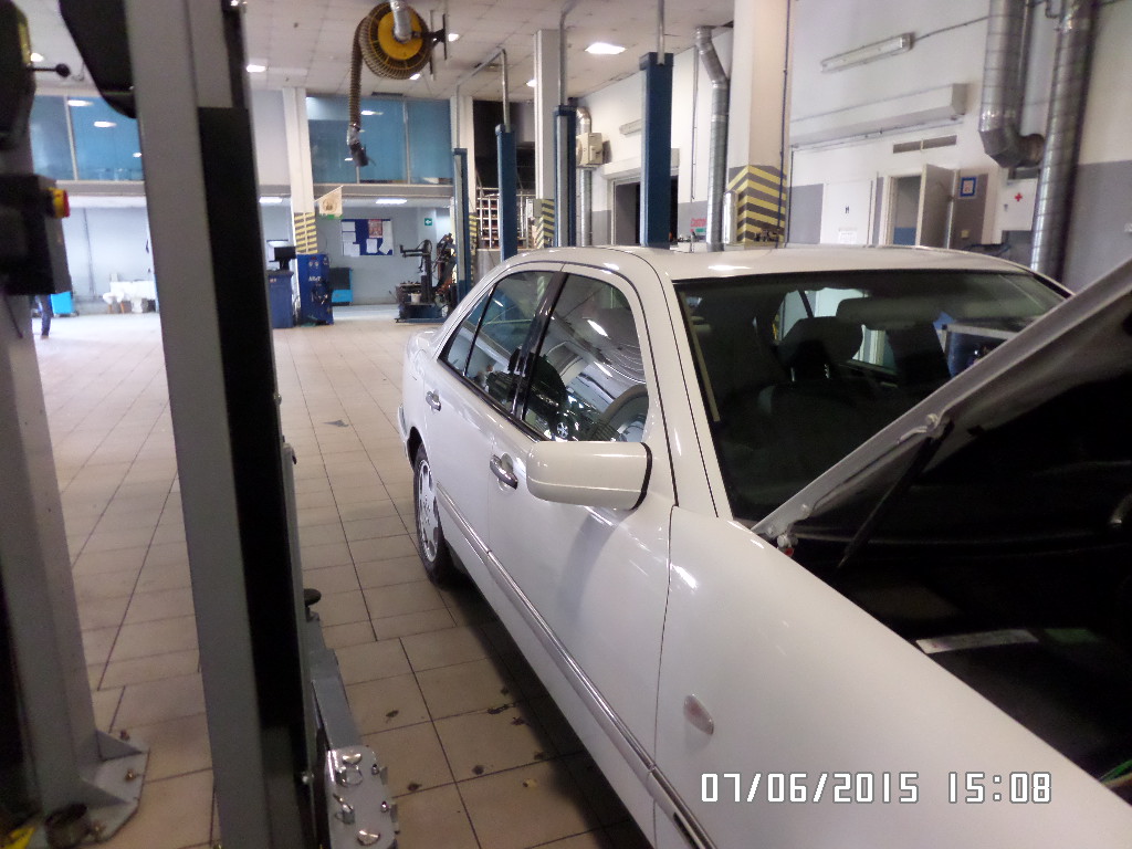 белый Мерседес в автосервисе