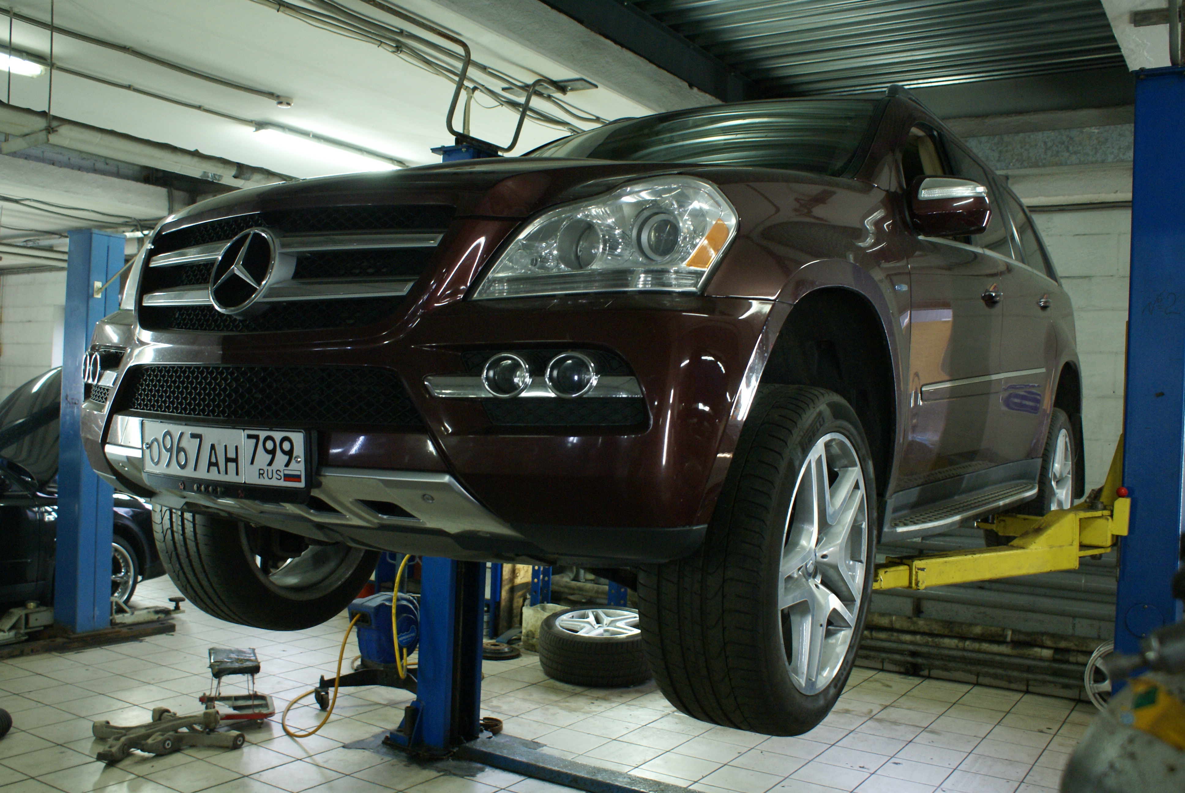Мерседес на подъемнике в сервисе