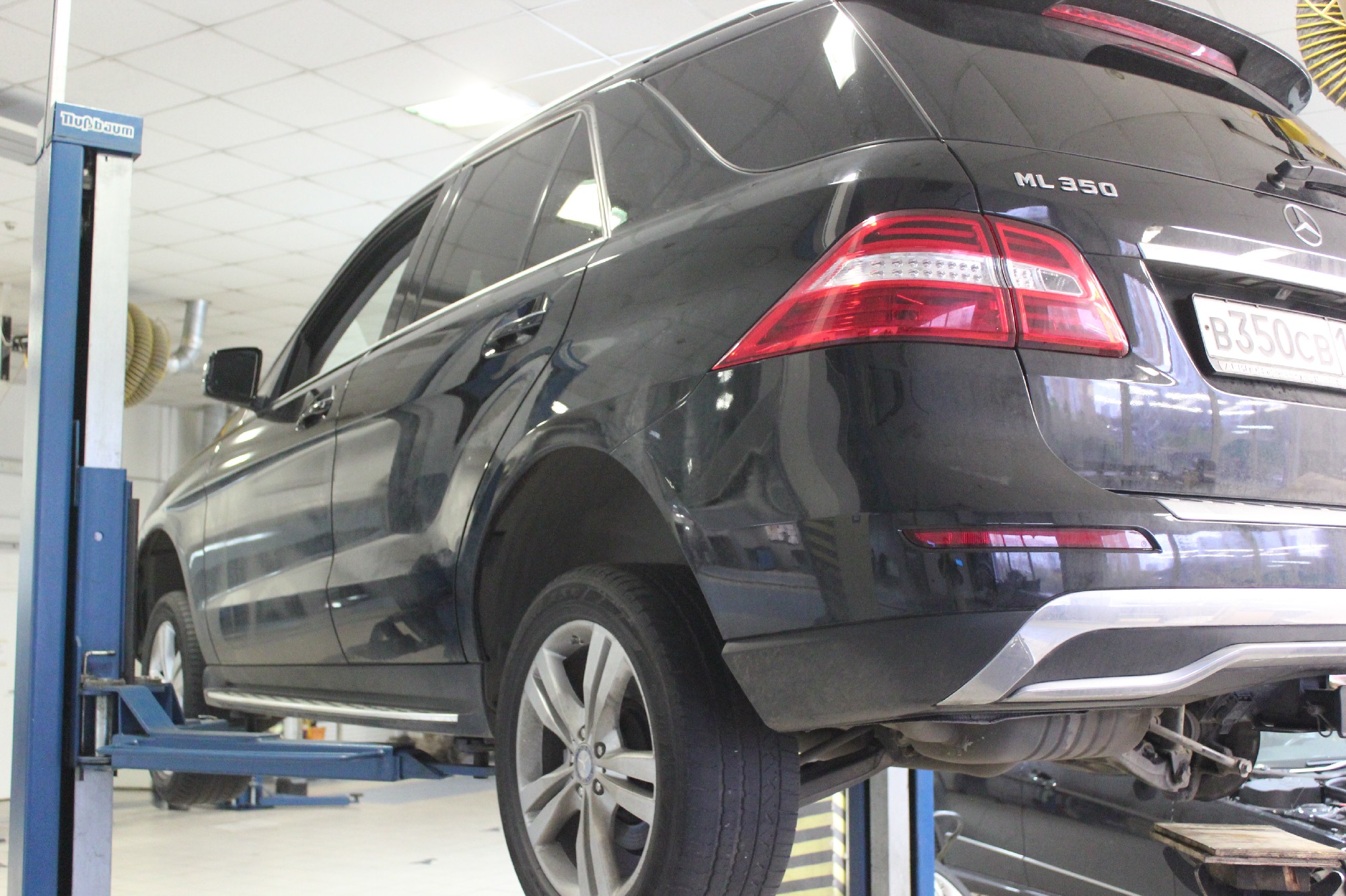 Мерседес на подъемнике