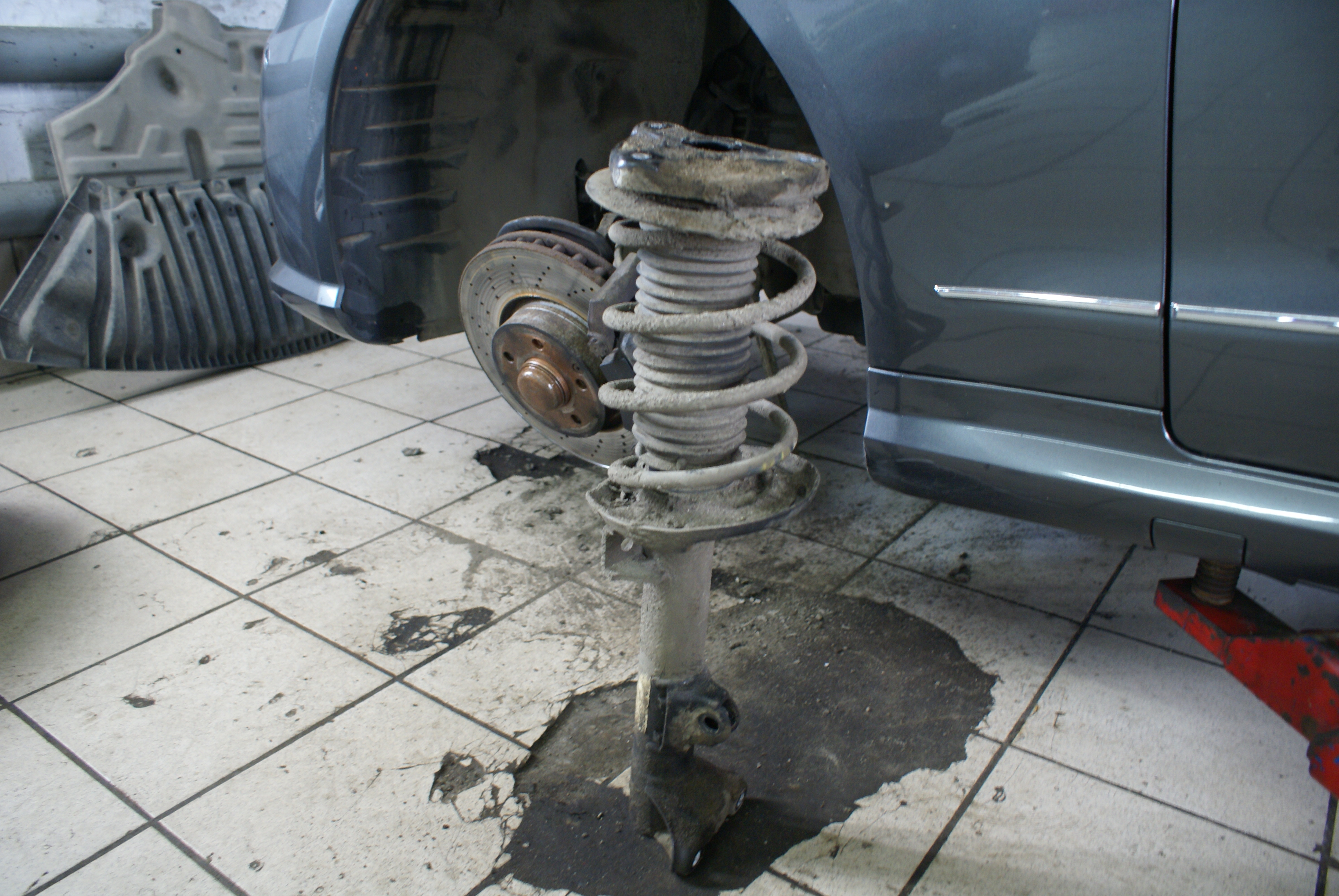 замена амортизатора на Мерседес