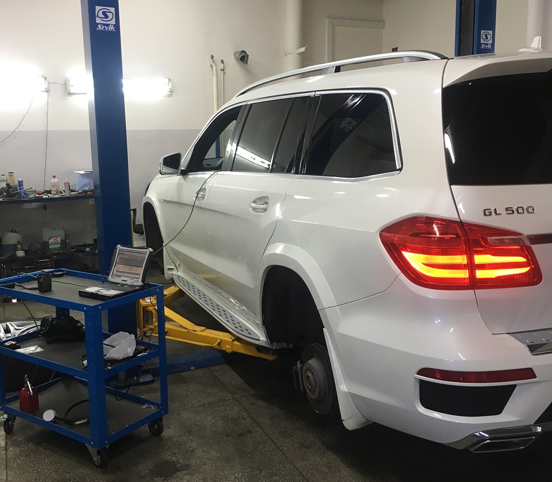 мерседес GL в сервисе на подъемнике