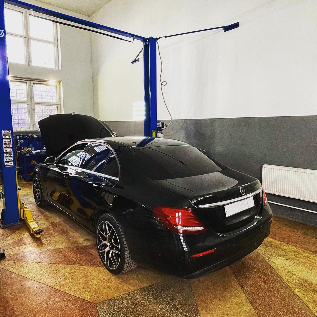 Мерседеса Е класса на обслуживании в автосервисе