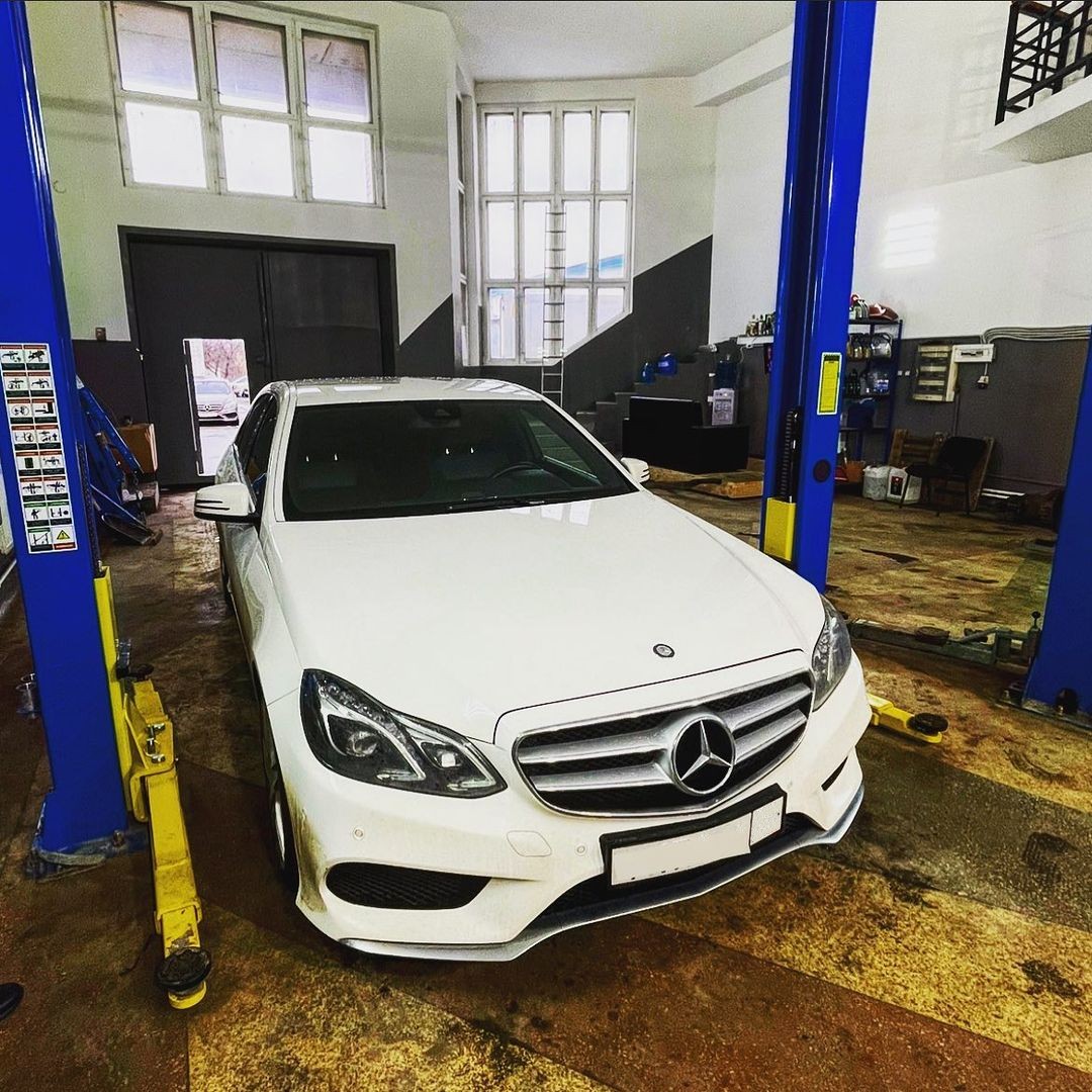Мерседеса Е класса в техцентре на подъемнике