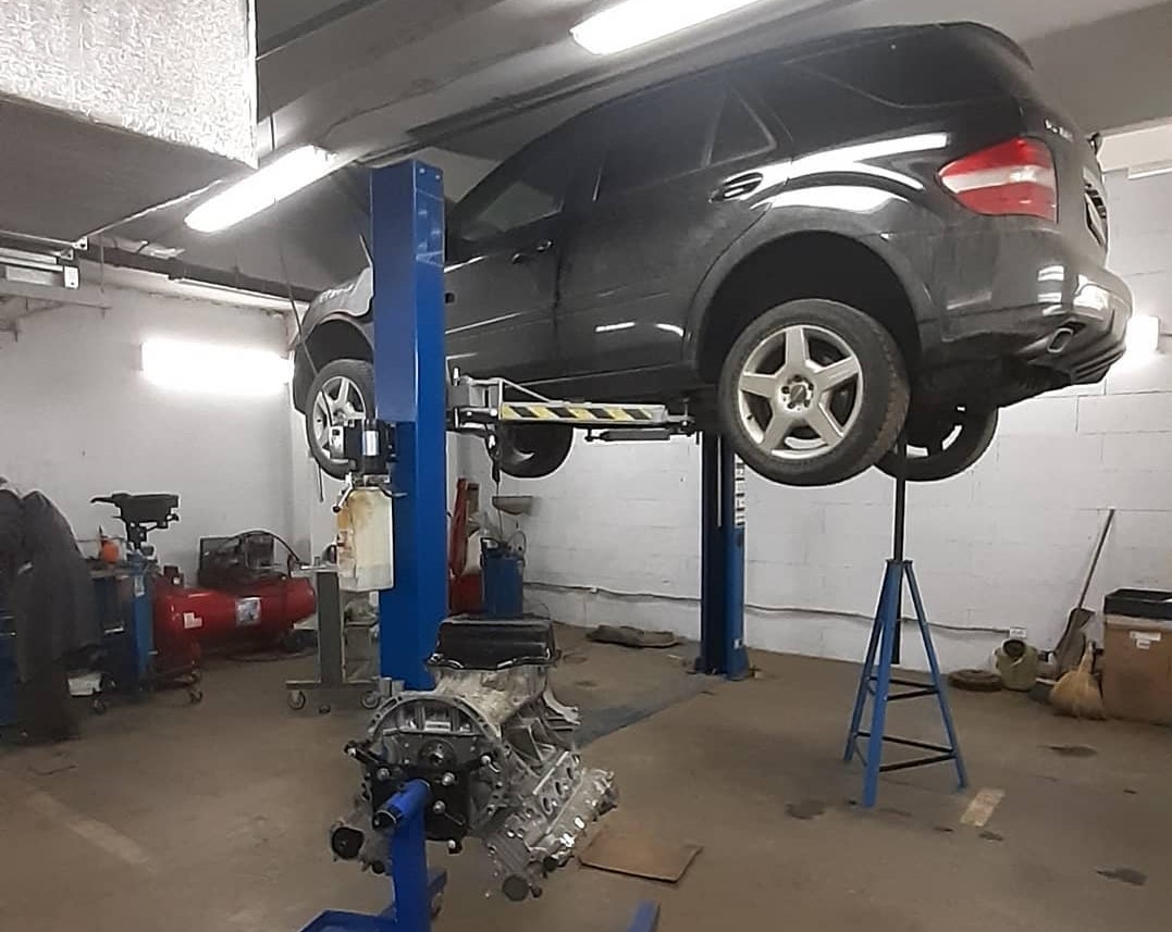 мерседес на подъемнике