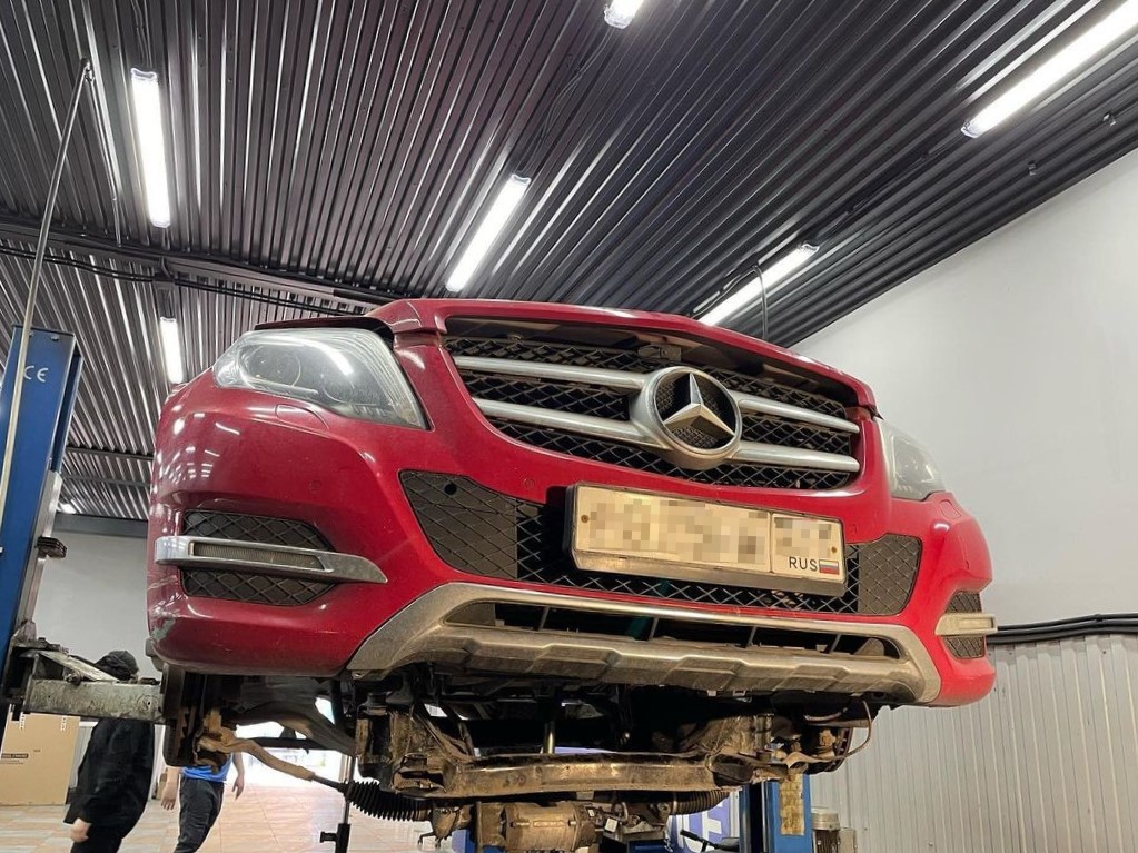 Мерседес в автосервисе на подъемнике