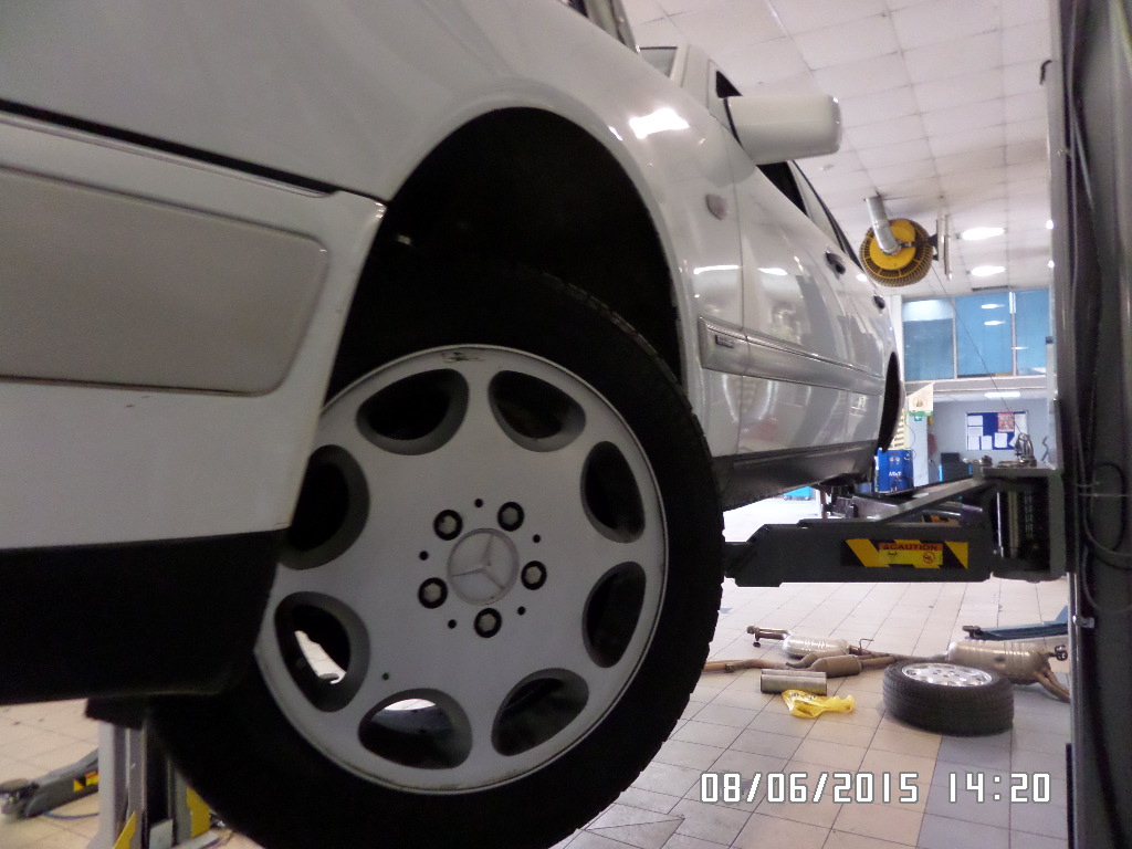 немецкий седан на подъемнике