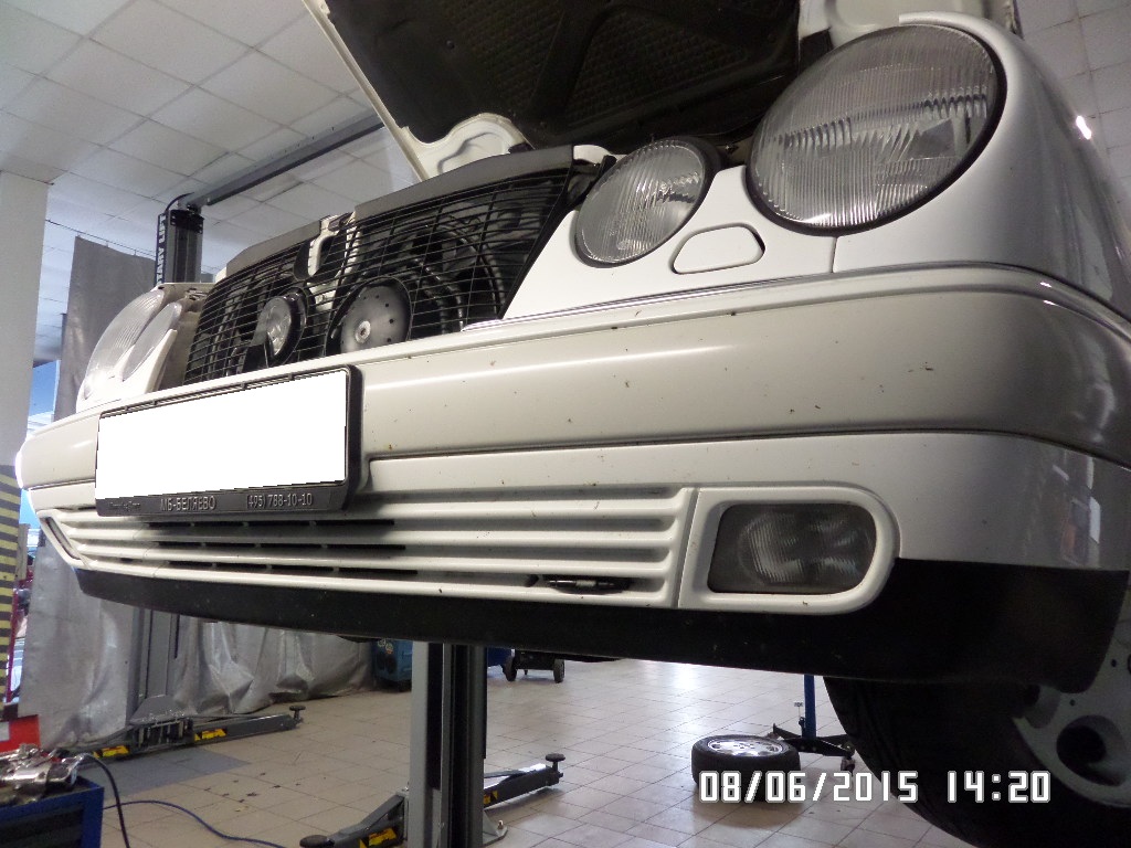 Мерседес Е на подъемнике