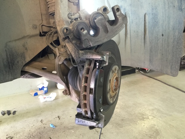 снятый тормозной суппорт