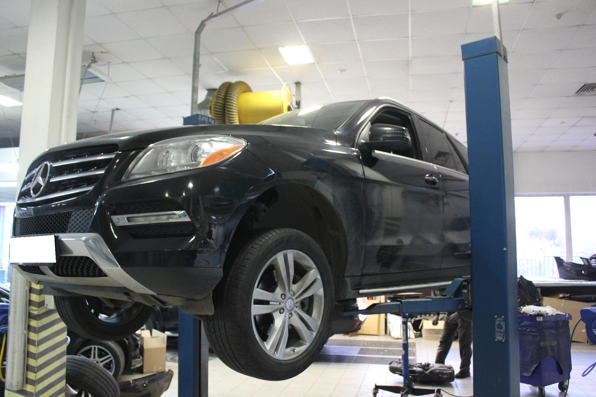 Мерседес на подъемнике