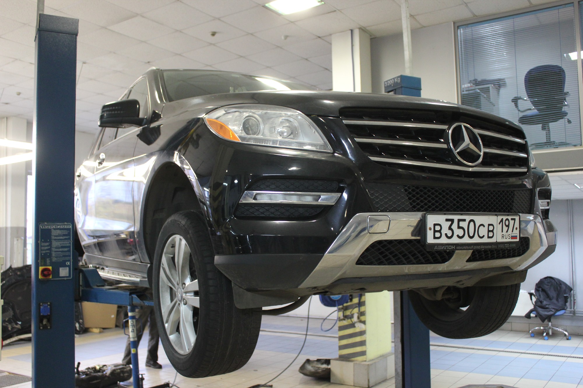 Мерседес на подъемнике