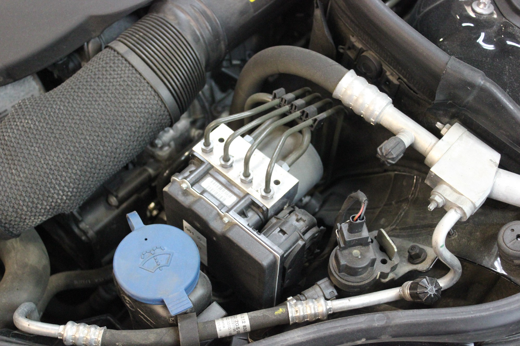 блок АБС под капотом