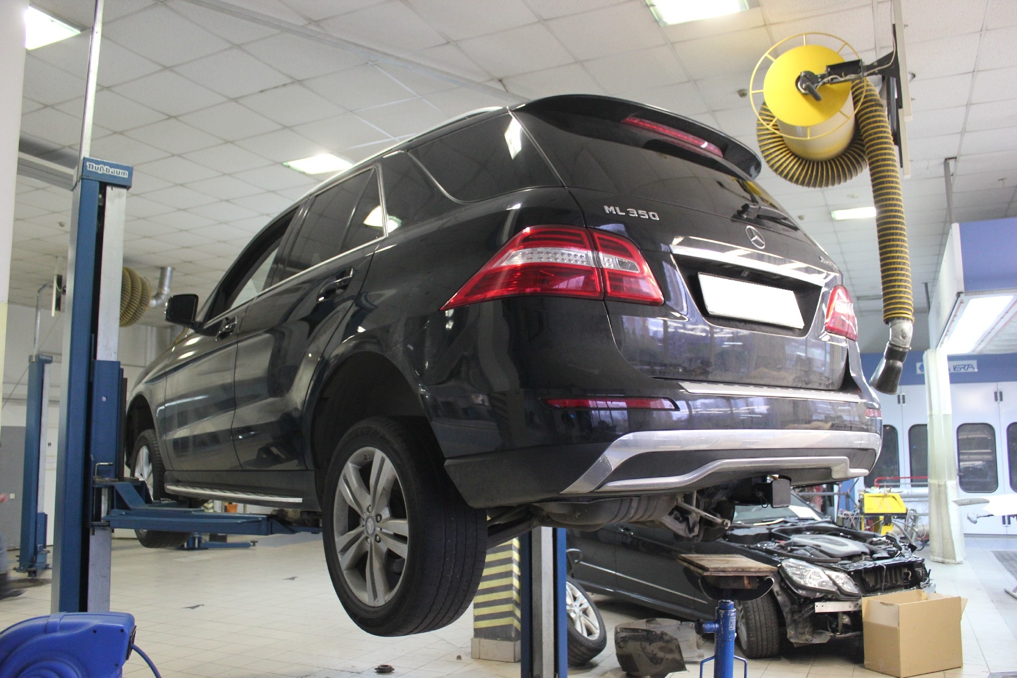 Мерседес МЛ на подъемнике в сервисе