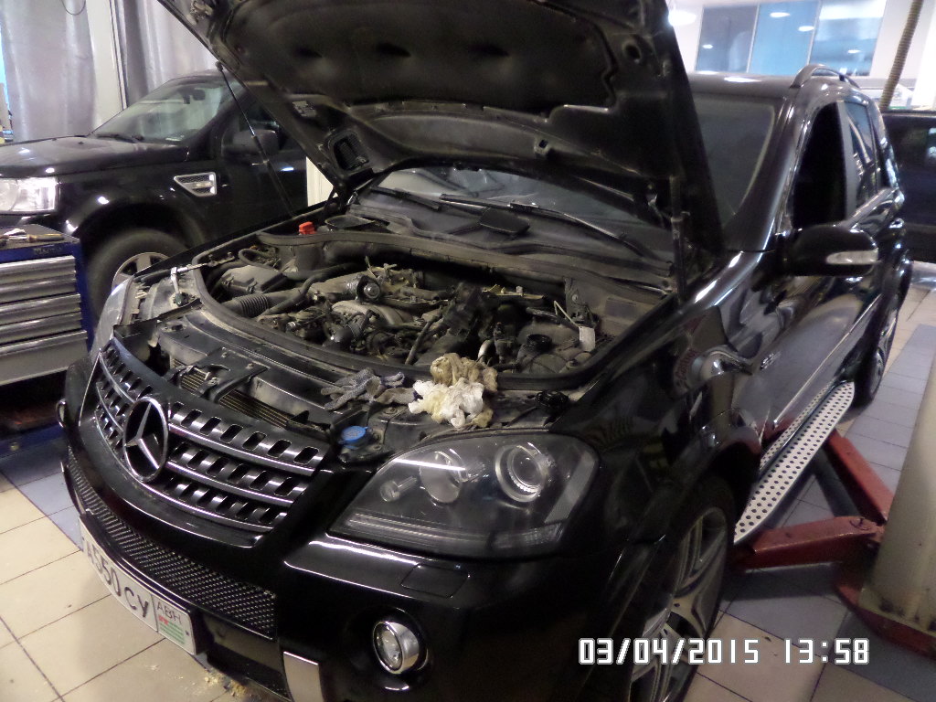 открытый капот на МЛ Мерседесе