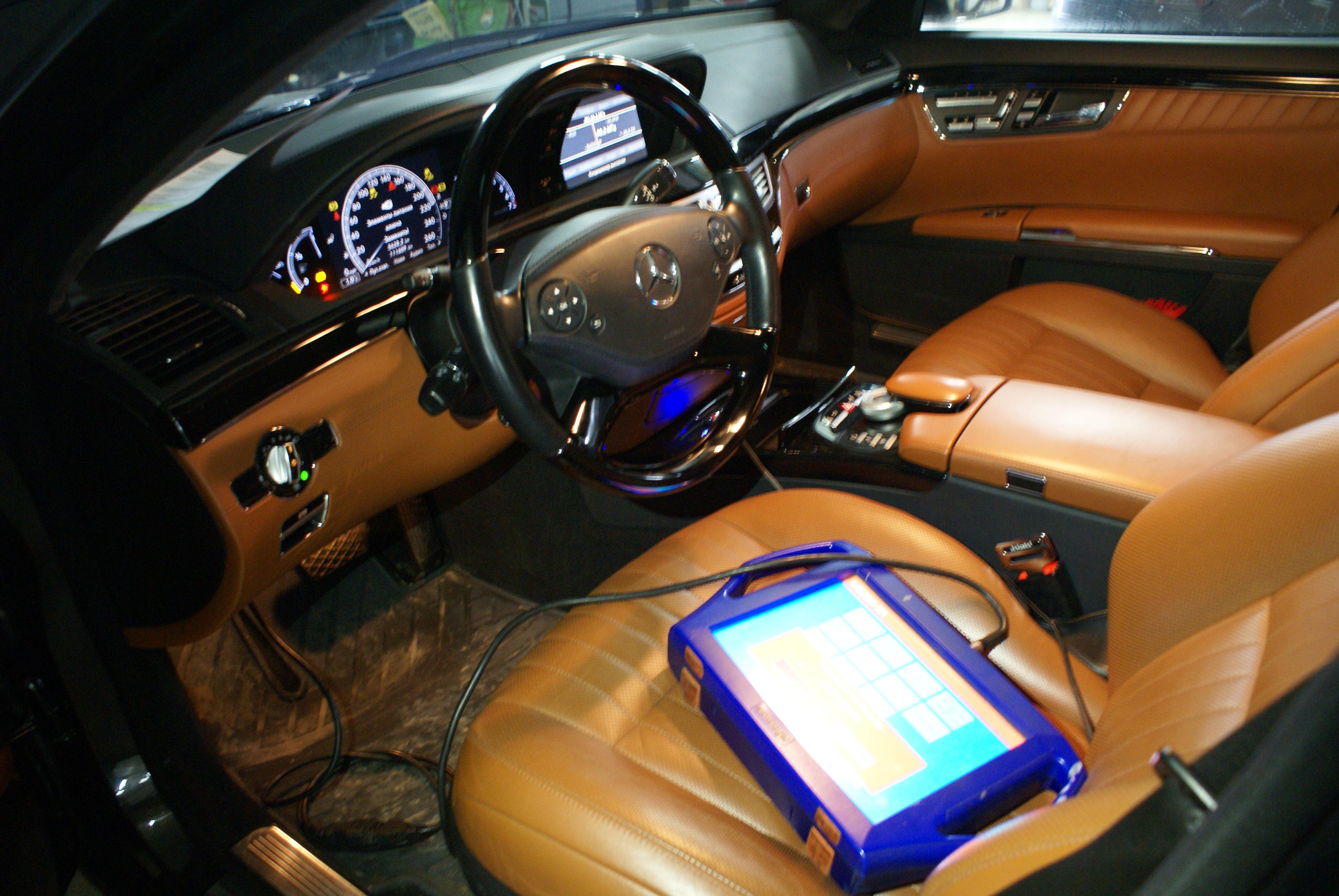 сканер диагностики в салоне Мерседеса