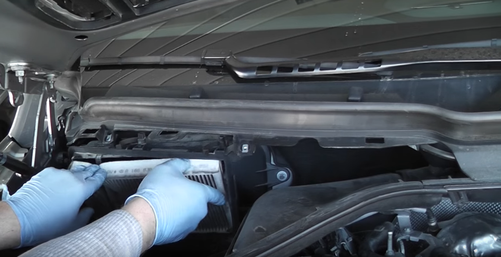 замена салонного фильтра