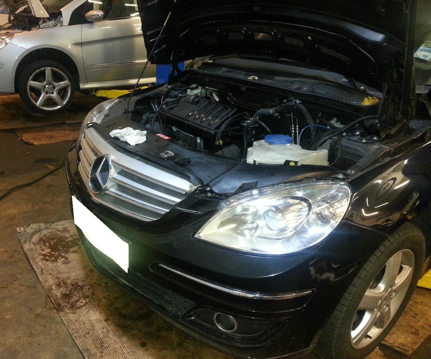 открытый капот на Мерседесе