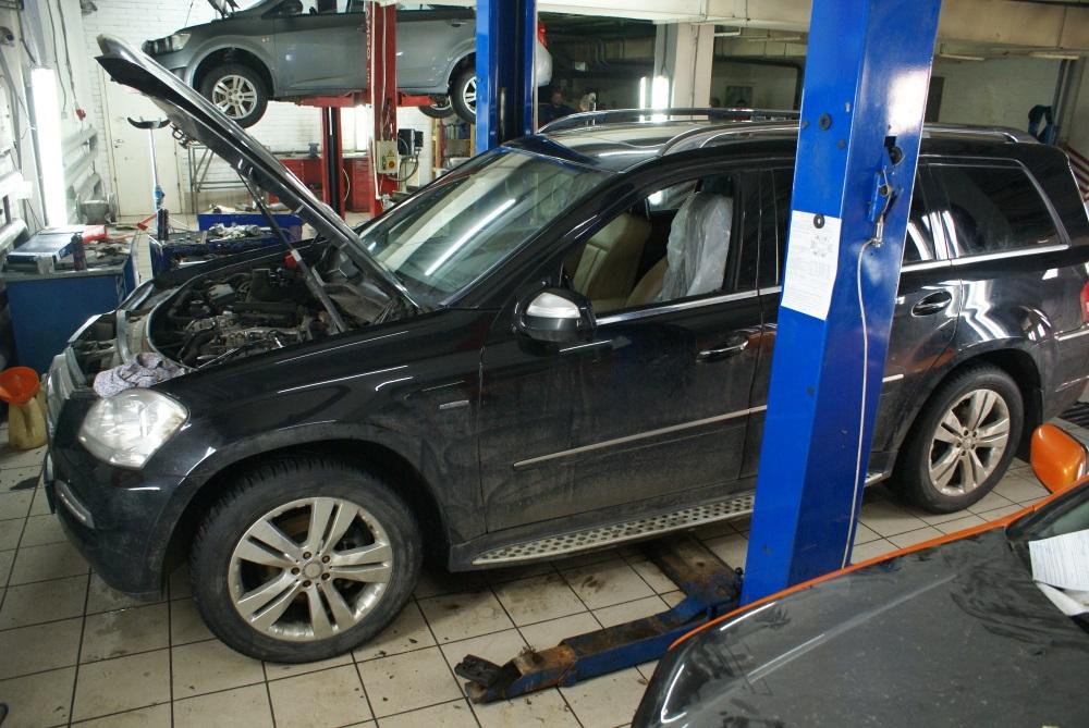 Мерседес ГЛ в автосервисе