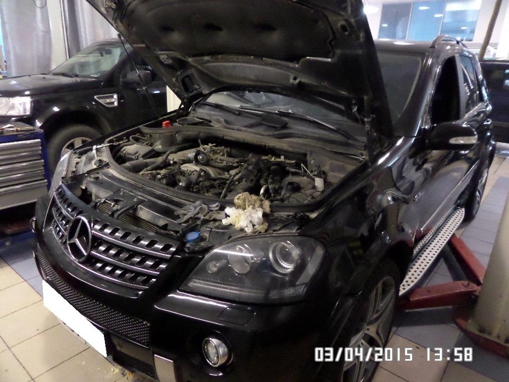 Мерседес с открытым капотом на СТО