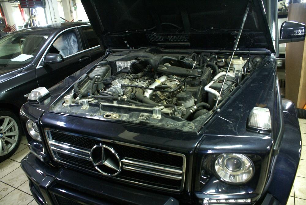 открытый капот на Гелендвагене