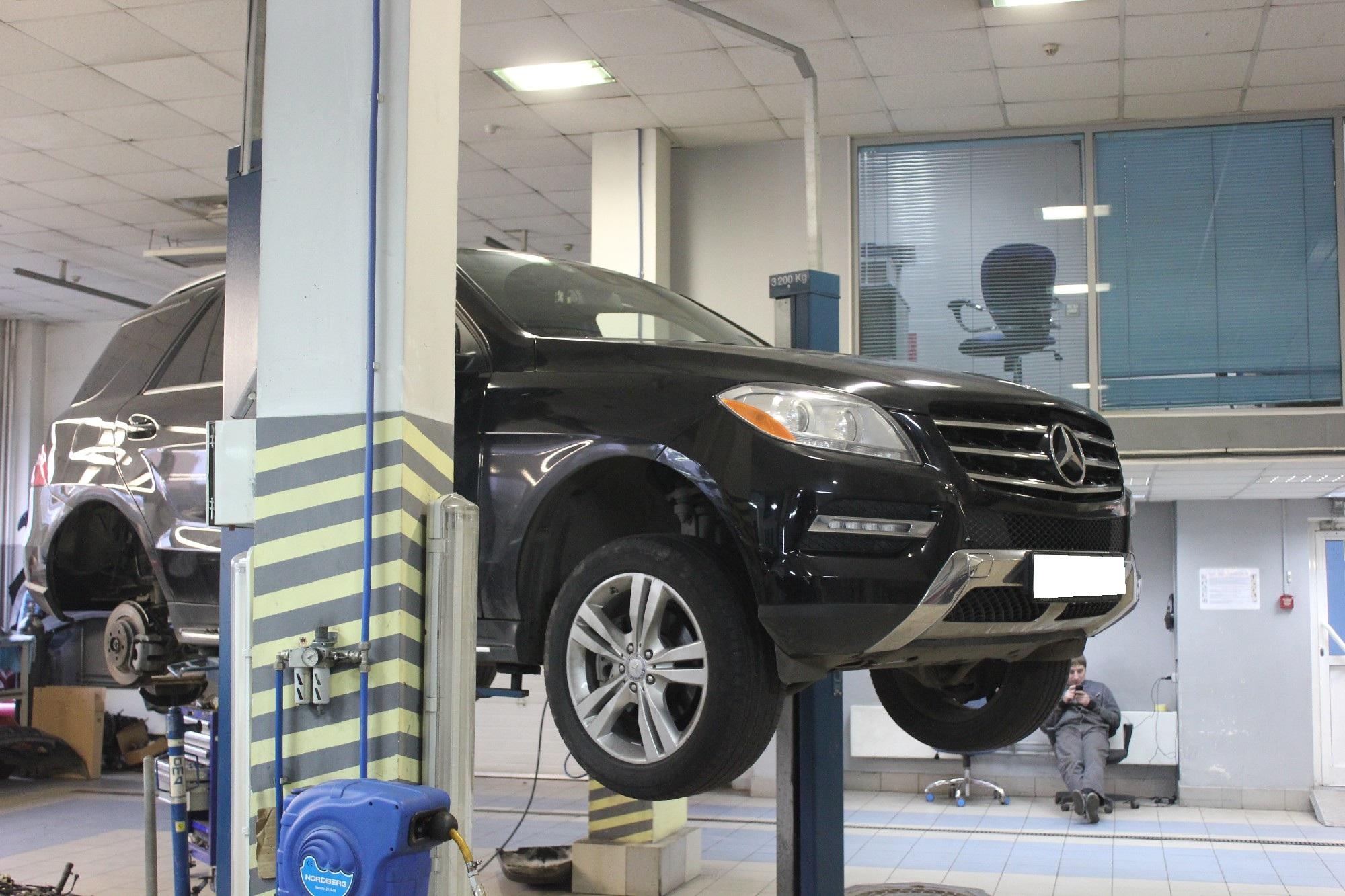 МЛ на подъемнике в СТО