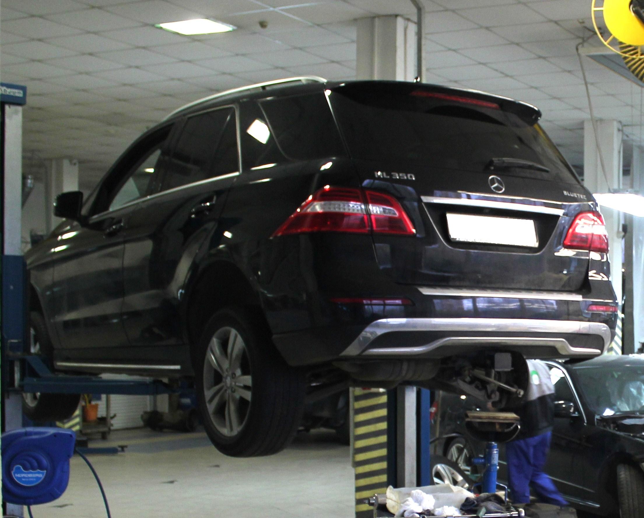 МЛ на подъемнике в техцентре