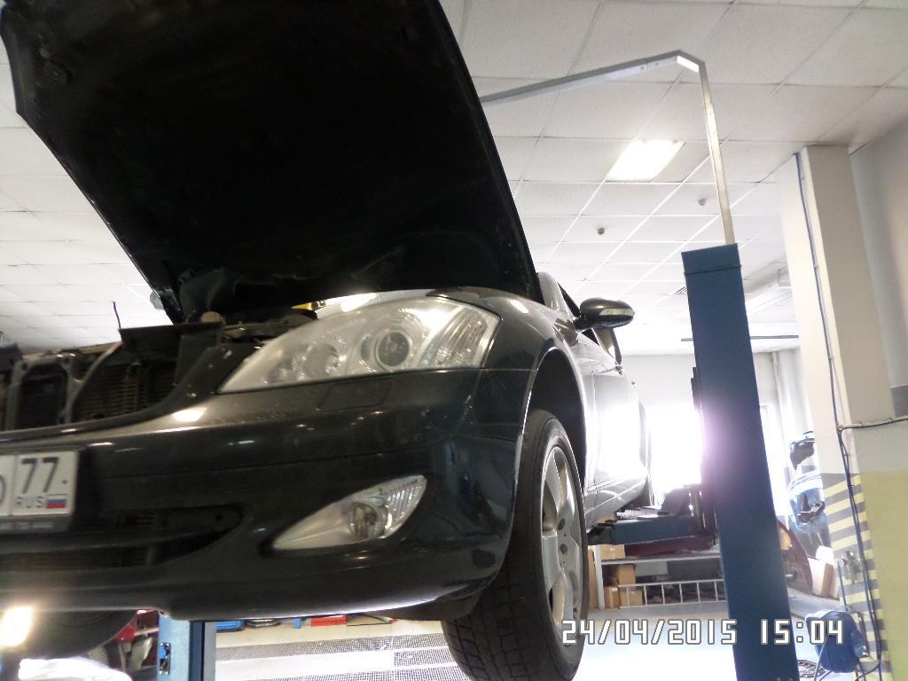 Мерседес седан на подъемнике