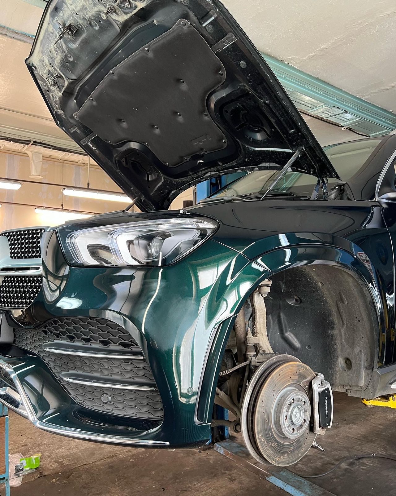 Мерседес в автосервисе на подъемнике