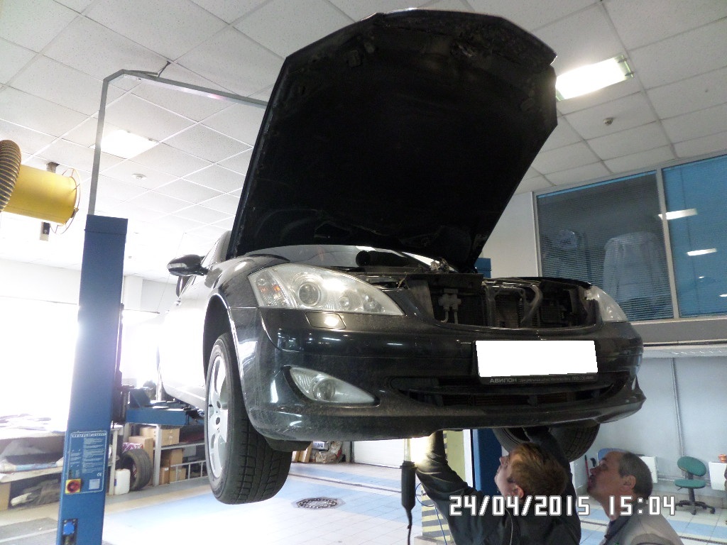 Мерседес в автосервисе на подъемнике