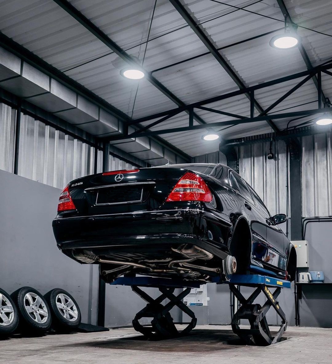 Мерседес на шиномонтаже