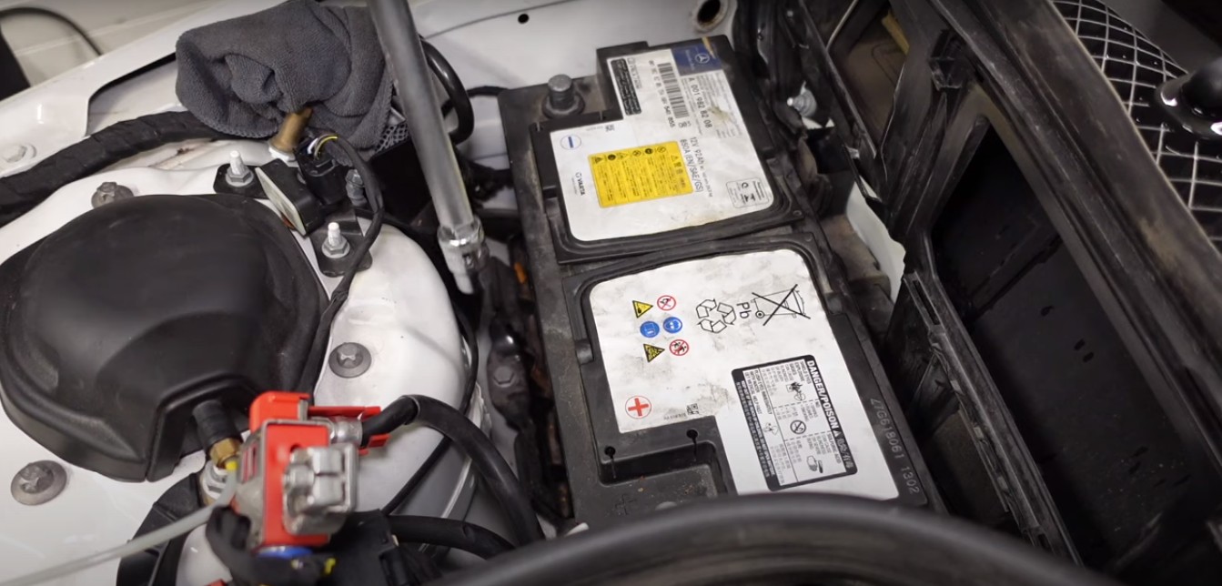 Замена основного аккумулятора Мерседес W212