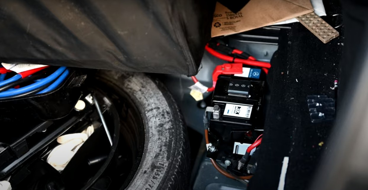 Замена дополнительного аккумулятора Мерседес W212