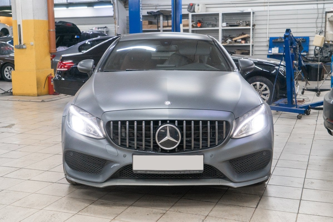 Мерседес в автосервисе на обслуживании