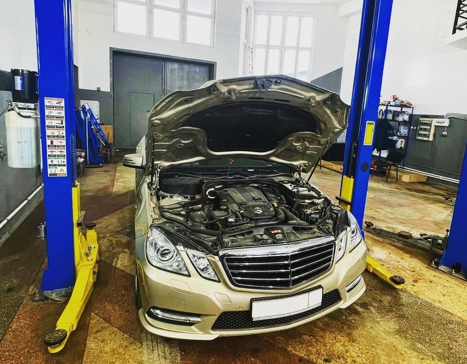 Мерседес Е200 в автосервисе