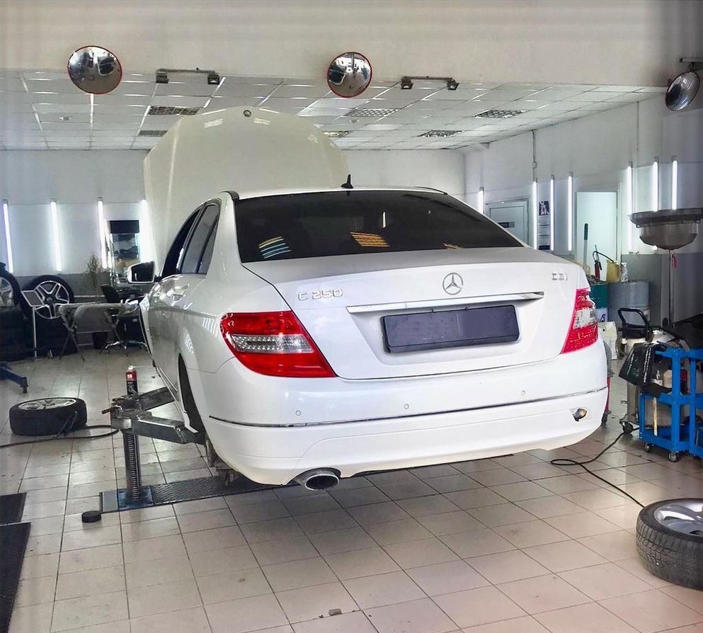 Мерседес Е класс на подъемнике