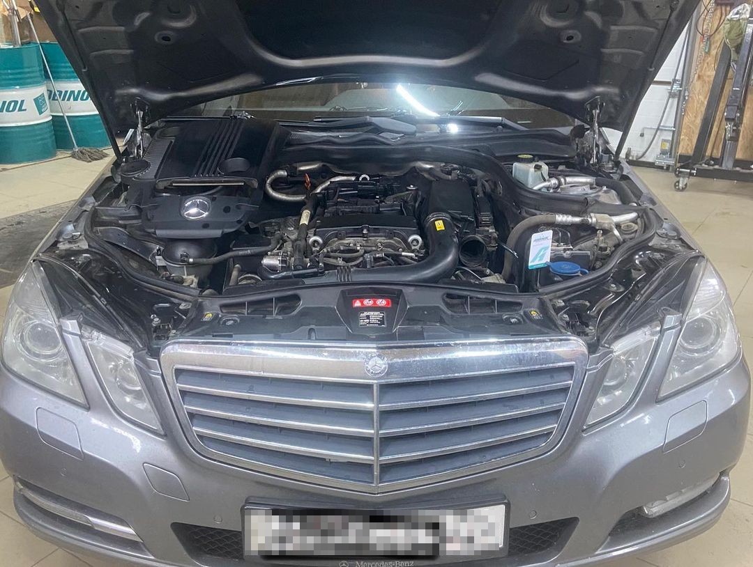 Мерседес W212 с открытым капотом