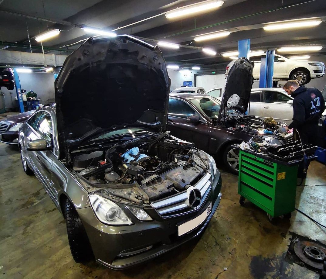 мерседес на сто с открытым капотом