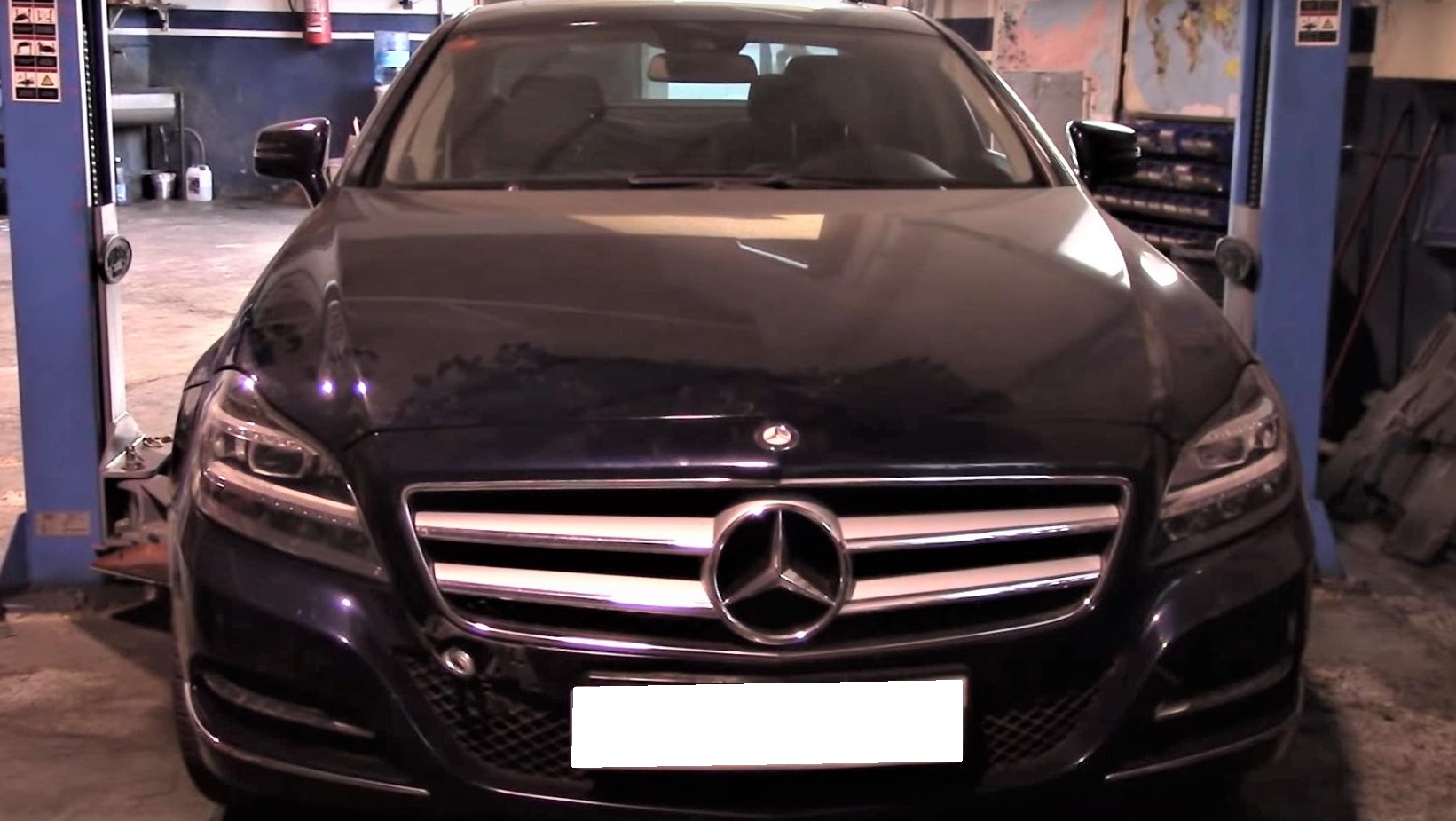 Мерседес в автосервисе на обслуживании