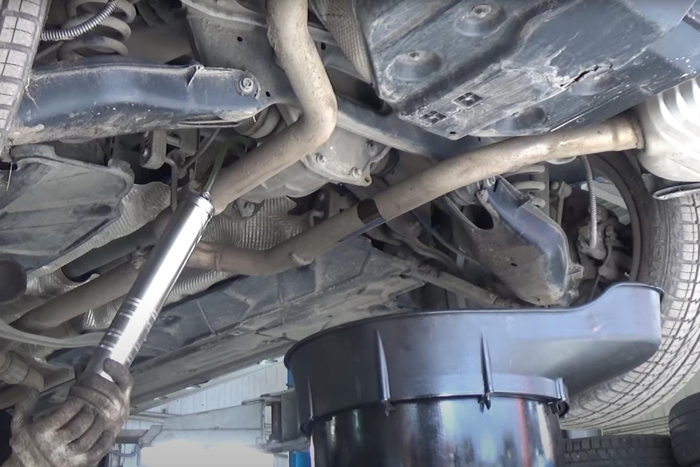 Замена масла в редукторе Мерседес