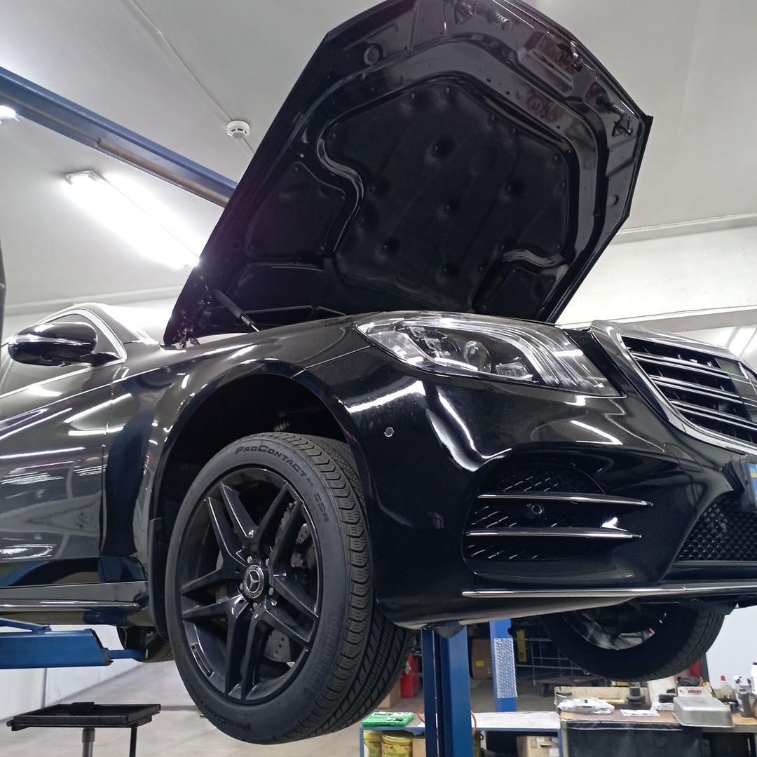 Черный мерседес в автосервисе на обслуживании