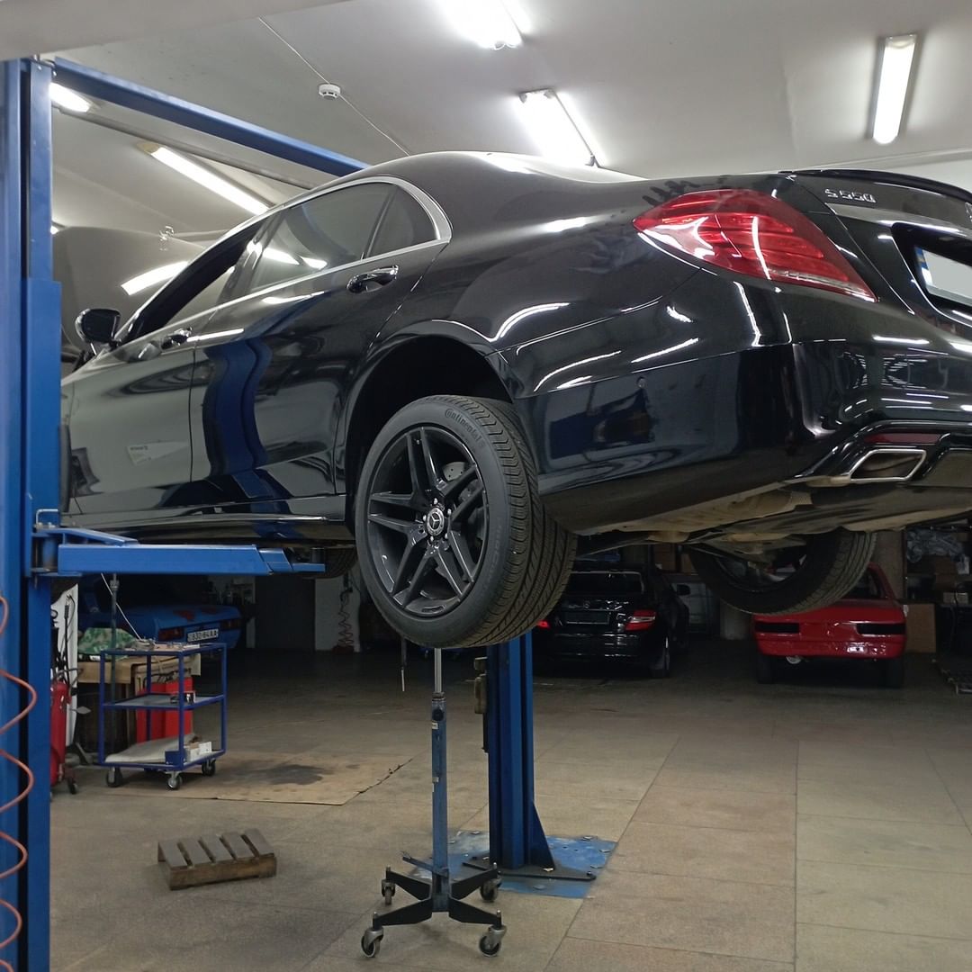 Мерседес в автосервисе на подъемнике