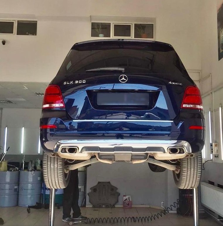 Мерседес GLK на подъемнике
