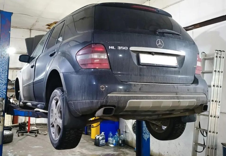 Мерседес МЛ 350 в автосервисе на подъемнике