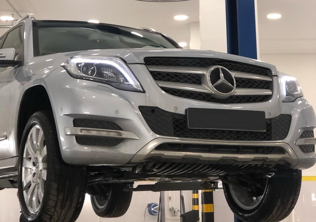 Мерседес GLK в автосервисе на подъемнике