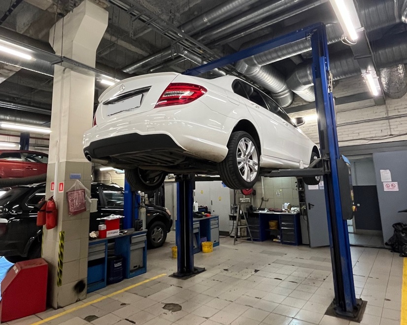 Подготовка Мерседеса к замене опорных подшипников