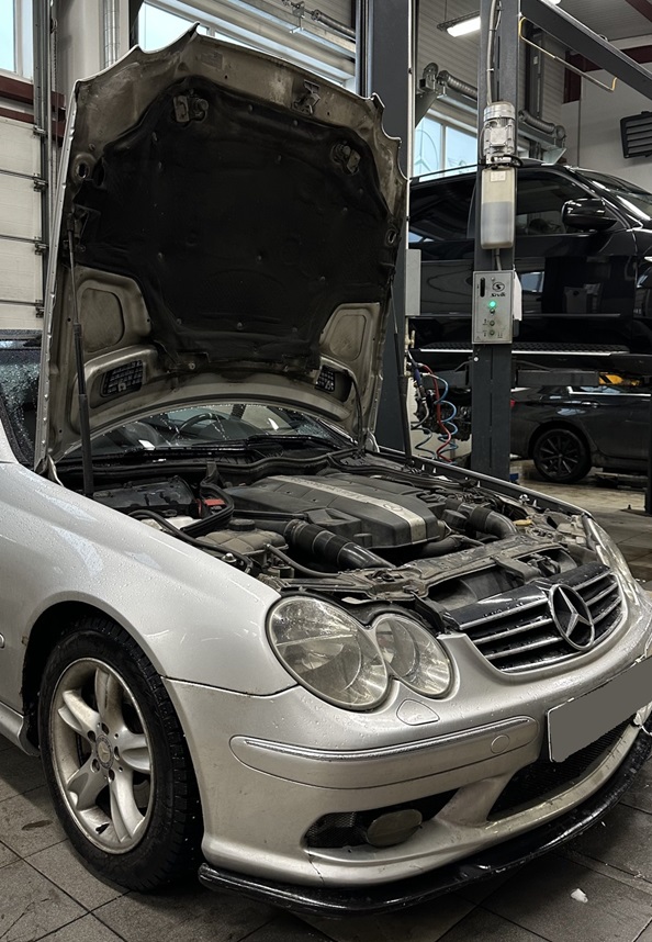 Подготовка Мерседеса к замене прокладки клапанной крышки