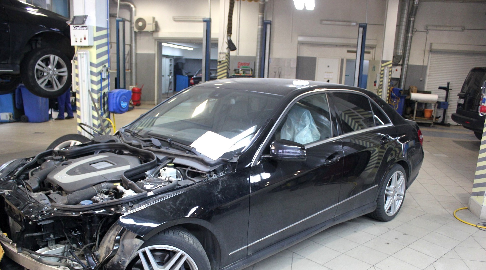 Мерседес в автосервисе со снятым капотом