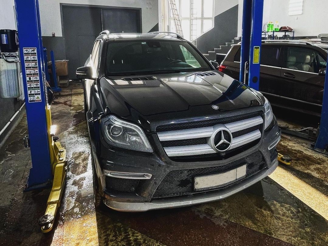 Mercedes GL на подъемнике в автосервисе