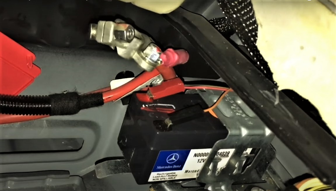 Замена резервного аккумулятора Mercedes GL